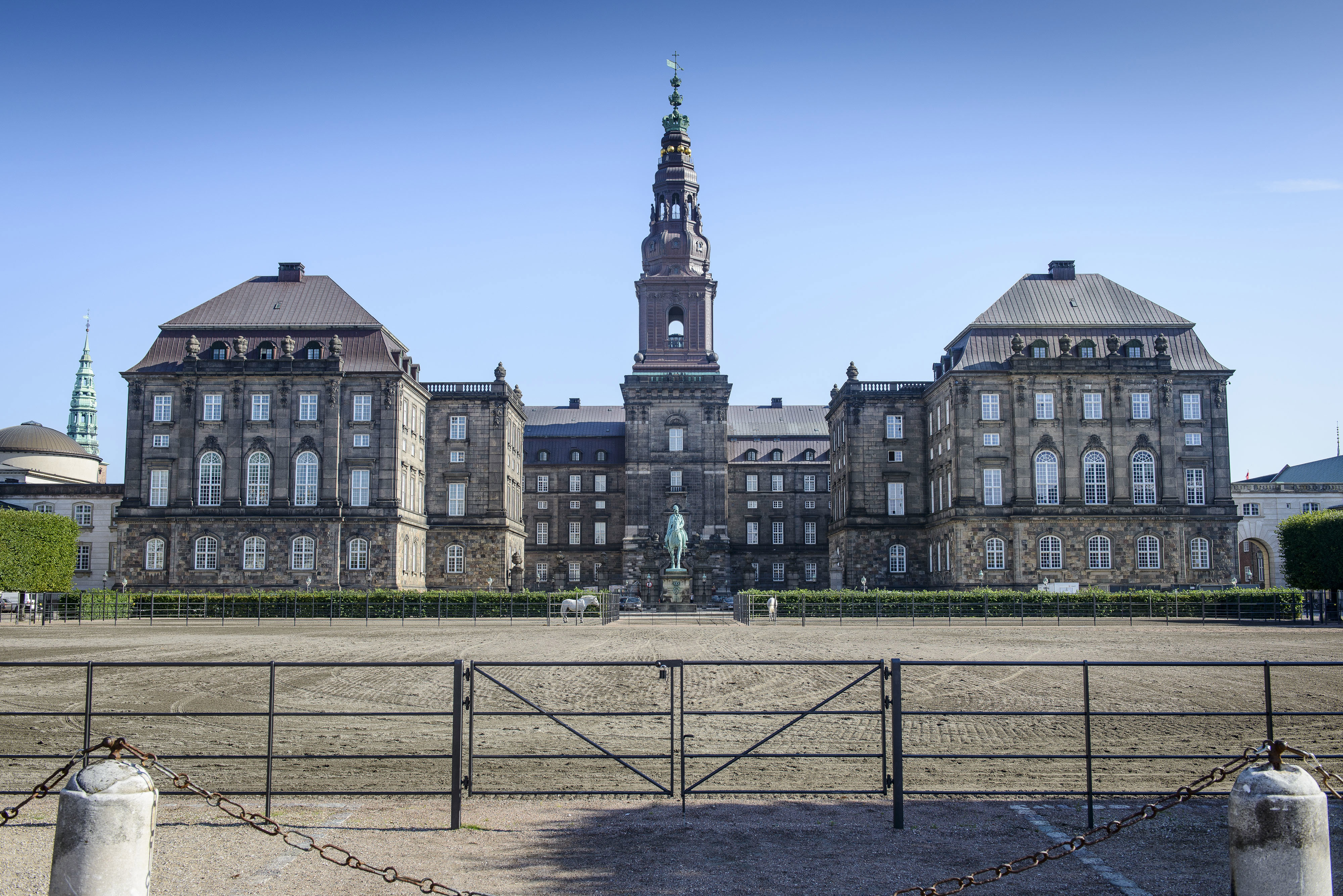 Christiansborg og danske samfundsinstitutioner